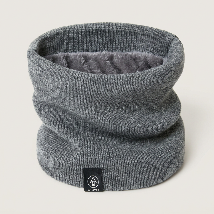 Braga de cuello de punto gris con forro polar sobre fondo gris claro